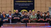 Direktur Jenderal Bea dan Cukai, Djaka Budhi Utama (ketiga kiri depan) menunjukkan barang bukti hasil penindakan rokok ilegal di Kantor Pusat DJBC, Jakarta, Selasa (9/6/2026). (merdeka.com/Arie Basuki)
