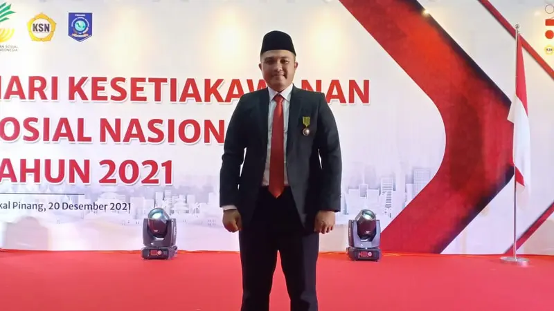 Berangkat dari kepedulian untuk mengangkat petani lokal, Rizal Pahleva, petani milenial Garut, Jawa Barat berhasil meraih penghargaan bergengsi Satyalencana Kebaktian Sosial dari Presiden Joko Widodo (Jokowi).