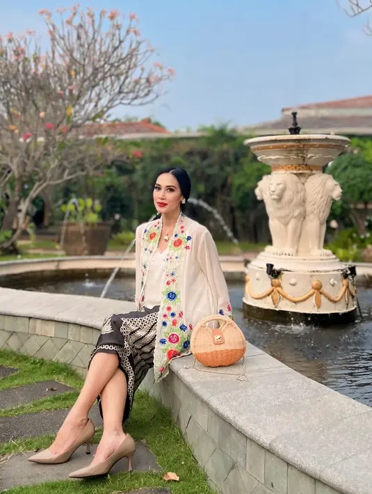 Beberapa hari lalu, Diah Permatasari menikmati liburan ke Prancis dan Italia bersama sahabat. Setelah dari Eropa, ia langung berkunjung ke rumah ibundanya untuk melepas momen rindu di kota kelahirannya. (Liputan6.com/IG/@dps_diahpermatasari)