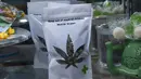 Produk mariyuana ditampilkan di toko Weed World di New York (31/3/2021). Peraturan itu menjadikan New York sebagai negara bagian ke-15 di Amerika Serikat yang mengizinkan penggunaan ganja untuk kesenangan. (AFP/Kena Betancur)