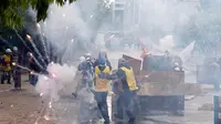 Sebuah tembakan gas air mata meledak dekat pengunjuk rasa yang merayakan Hari Buruh Sedunia di Istanbul, Turki (1/5/2014). (REUTERS/Umit Bektas)