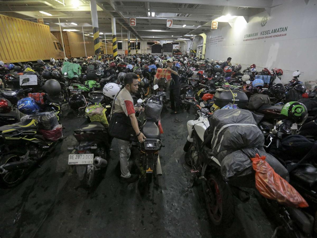 Antrean Pemudik Motor Padati Pelabuhan Ciwandan Banten