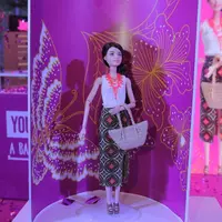 Barbie dan Irwan Tirta Private Collection berkolaborasi melestarikan batik lewat Barbie Batik Kirana. (Foto: fimela.com/Deki Prayoga)
