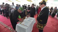 Menteri Desa, Pembangunan Daerah Tertinggal, dan Transmigrasi, Abdul Halim Iskandar didampingi Sekjen Kemendes PDTT Taufik madjid Melantik Pejabat tinggi Pratama Kemendes PDTT di Desa Curug Bitung Kabupaten Lebak Banten (1/12/2022). (Dok.Kemendes PDTT)