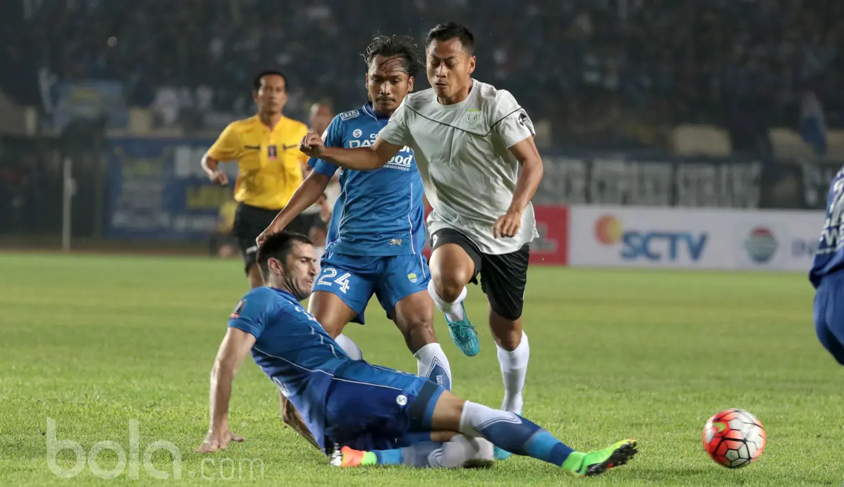 Pemain Persela Lamongan, Samsul Arif, menerobos pertahanan Persib Bandung pada laga Piala Presiden 2017 di Stadion Si Jalak Harupat, Bandung, Jumat (17/2/2017). Persib menang 2-0 atas Persela. (Bola.com/Nicklas Hanoatubun)