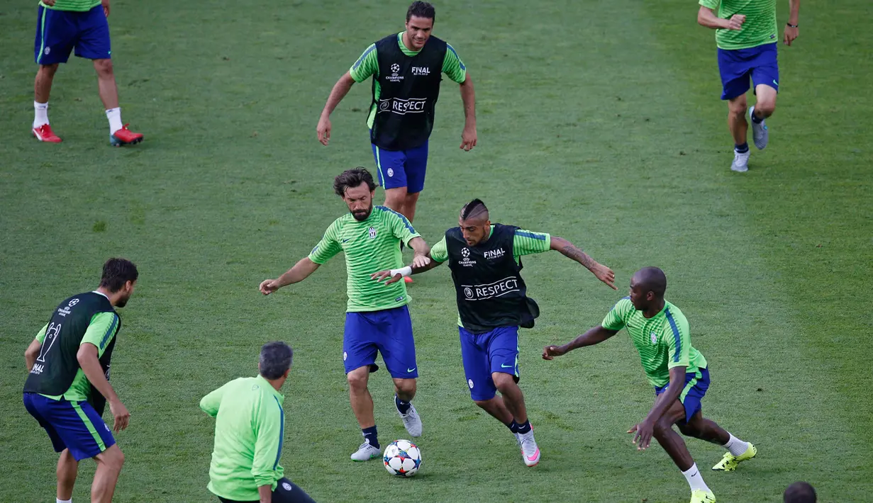 Gelandang Juventus, Andrea Pirlo (kiri) bersama Arturo Vidal saat melakukan sesi latihan di  Olympiastadion Berlin, Jerman (5/6/201515). Juventus akan menghadapi Barcelona di Final Liga Champions. (Reuters/Fabrizio Bensch)