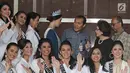 Puteri Indonesia Pariwisata 2017, Karina Nadila Niab bersama Wakil Ketua KPK Saut Situmorang serta para finalis Puteri Indonesia 2018 usai melakukan kunjungan di gedung KPK di Jakarta, Senin (5/3). (Liputan6.com/Herman Zakharia)