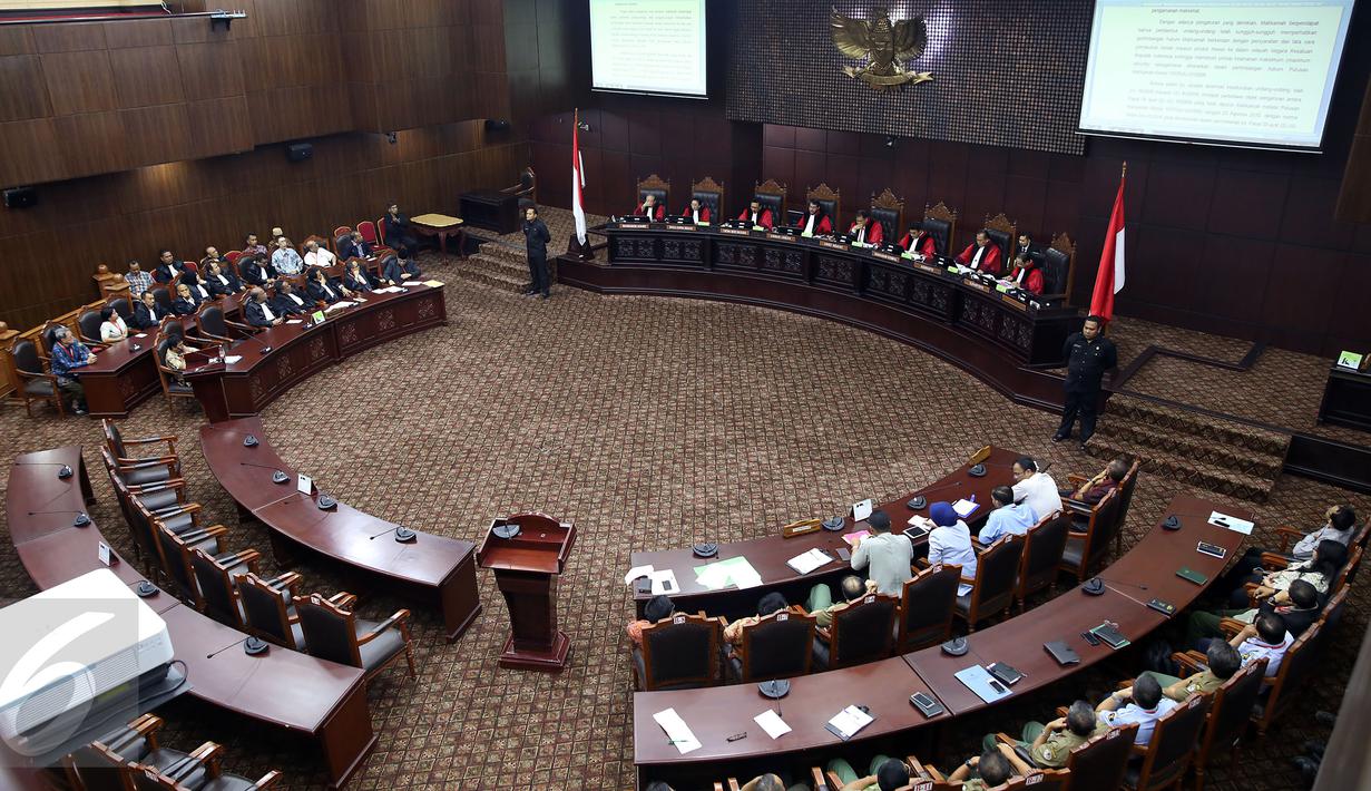 Suasana Sidang Putusan Permohon uji materi UU Nomor 41 Tahun 2014 tentang Peternakan dan Kesehatan Hewan terkait Sistem Zona dalam Pemasukan (Impor) Hewan Ternak di Mahkamah Konstitusi (MK), Jakarta, Selasa (7/2). (Liputan6.com/Johan Tallo)