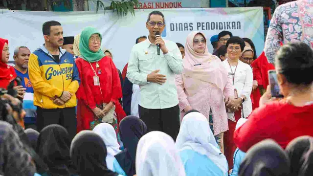 Penjabat (Pj) Gubernur DKI Jakarta Heru Budi Hartono mengunjungi SMPN 51 Pondok Bambu, Jakarta Timur. (Liputan6.com/Winda Nelfira)