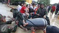 Banjir di Perumahan Pondok Gede Permai, Bekasi membuat warga terpaksa diungsikan ke tempat yang lebih aman akibat ketinggian air yang mencapai atap rumah Jawa Barat, Kamis (21/4). (Liputan6.com/Immanuel Antonius)