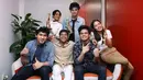 Kolaborasi dua grup musik GAC dan The Overtunes berbuah manis. Meski tak menargetkan untuk meraih piala, para personel ini mengaku senag bisa meraih penhargaan dalam ajang Anugerah Musik Indonesia (AMI) Award 2017. (Nurwahyunan/Bintang.com)