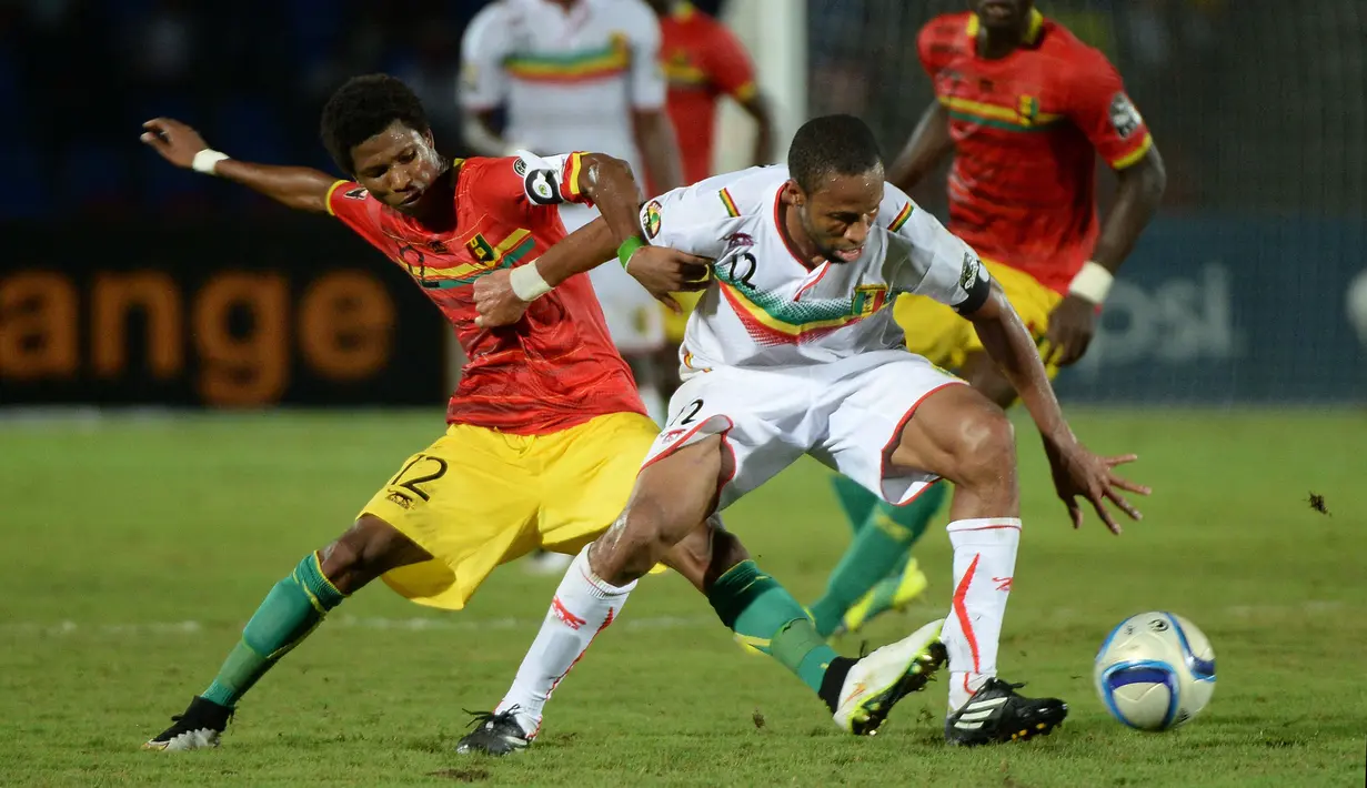 Seydou Keita (kanan) telah membuat 31 penampilan bersama Mali sepanjang Piala Afrika sejak 2002. Pemain yang sering menjadi andalan Pep Guardiola ketika di Barcelona tersebut sayangnya belum pernah menjuarai ajang tersebut. (AFP/Khaled Desouki)