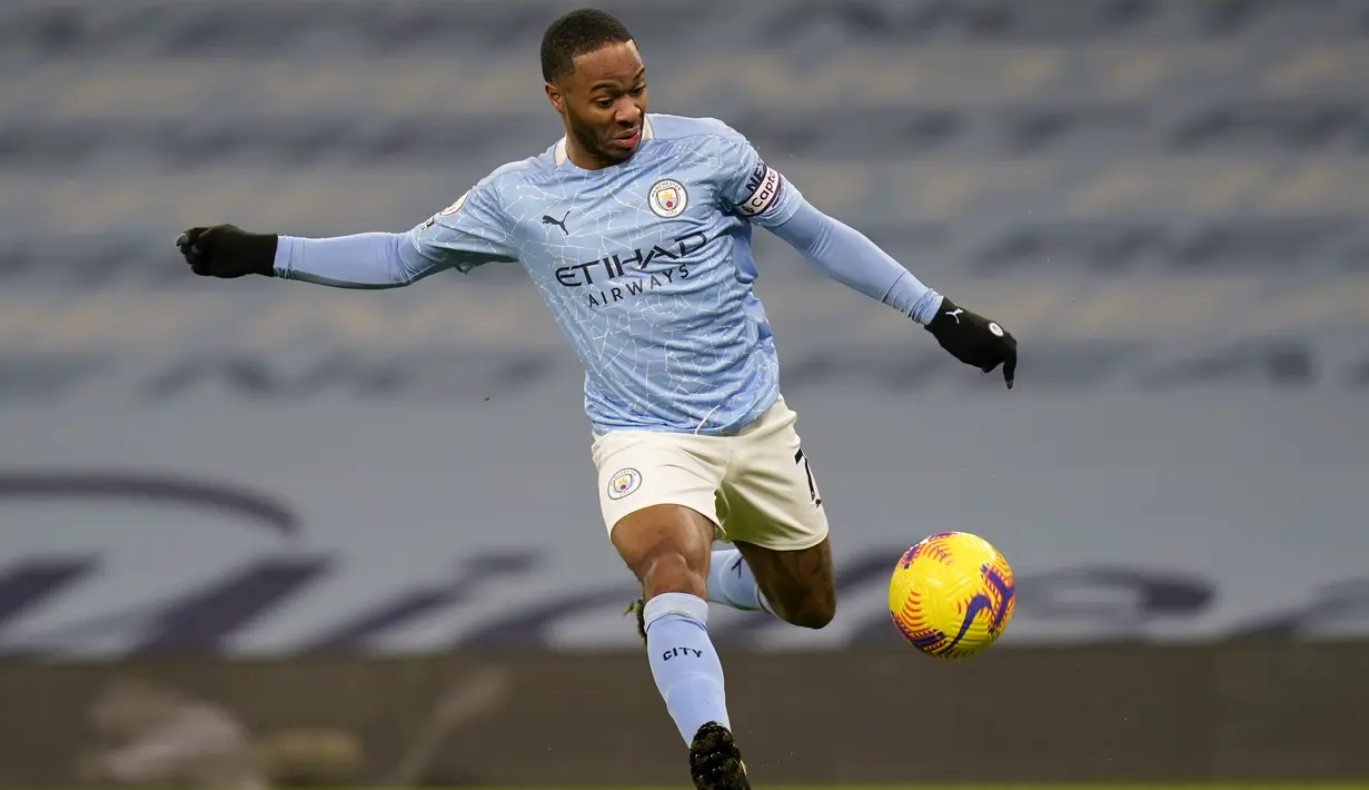 Penyerang Manchester City, Raheem Sterling berusaha menembak bola bertanding melawan Tottenham pada pertandingan Liga Inggris di Stadion Etihad, Manchester, Inggris, Minggu (14/2/2021).  Tottenham Hotspur menduduki peringkat kedelapan klasemen dengan 36 angka. (Tim Keeton/Pool via AP)