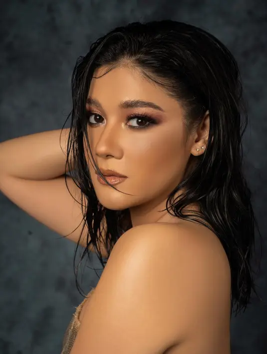 Kali ini, Naysilla tampil dengan gaya rambut wet look. Dengan riasan wajah bold, menampilkan smokey eyes, wet look hair tampak menyempurnakan penampilan Naysilla di foto kali ini. Foto: Instagram.