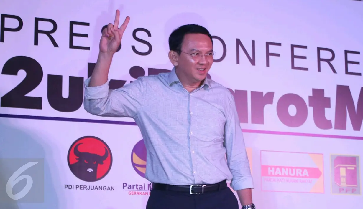 Basuki Tjahaja Purnama (Ahok) memberi salam dua jari jelang konferensi pers terkait hasil hitung cepat Pilkada DKI 2017 di Jakarta, Rabu (14/4). Ahok memberikan ucapan selamat kepada Anies-Sandi yang menang hasil hitung cepat. (Liputan6.com/Angga Yuniar)