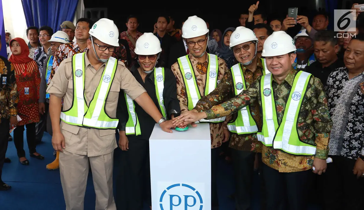 Menteri Kelautan dan Perikanan Susi Pudjiastuti didampingi Gubernur DKI Jakarta Anies Baswedan dalam acara peletakan batu pertama (groundbreaking) Pasar Ikan Modern (PIM) Muara Baru, Jakarta, Kamis (8/2). (Liputan6.com.Angga Yuniar)