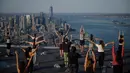 Praktisi yoga menghadiri kelas di Edge Observation Deck, Manhattan, New York, Amerika Serikat, Kamis (17/6/2021). Edge Observation Deck disebut sebagai 'dek langit luar ruang tertinggi di Belahan Barat'. (Ed JONES/AFP)