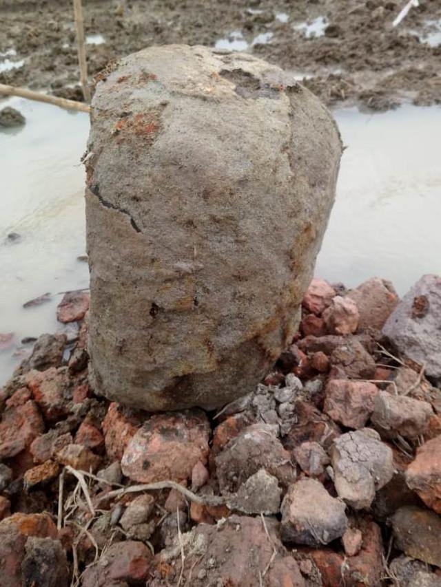 Warga kembali menemukan artefak kuno berupa batu mirip nisan di sekitar situs batu bata kuno Kalikudi, Cilacap. (Foto: Liputan6.com/Nakam S Wibowo/Muhamad Ridlo)