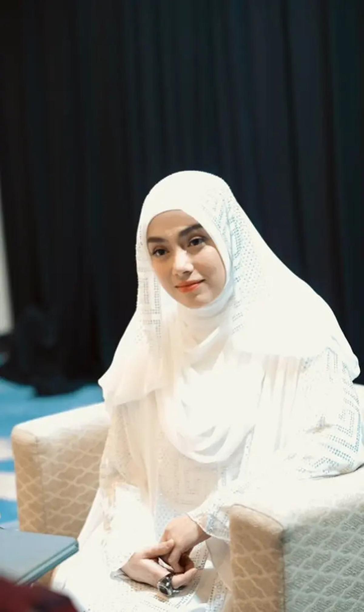 8 Potret Celine Evangelista Pakai Gamis Putih saat Jadi Bintang Tamu di Kajian Bali Muslim Festival, Angggun dan Memukau