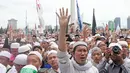 Massa aksi Reuni 212 membanjiri kawasan Monas, Jakarta, Sabtu (2/12). Panitia penyelenggara mengatakan Reuni Akbar 212 dihadiri oleh sekitar 7 juta umat Islam dari berbagai daerah baik dalam maupun luar Ibu Kota. (Liputan6.com/Herman Zakharia)