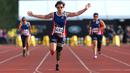 Sarah Rudder melintasi garis finis untuk kategori lari bagi wanitapada ajang Invictus Games Orlando 2016 di ESPN Wide World of Sports complex, (10/5/2016), Lake Buena Vista, Florida. (Alex Menendez/ Getty Images for Invictus Games/AFP)