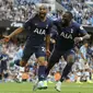 Gelandang Tottenham Hostpur, Lucas Moura (kiri) berselebrasi usai mencetak gol ke gawang Manchester City pada pertandingan lanjutan Liga Inggris di stadion Etihad (17/8/2019). City dan Tottenham bermain imbang 2-2. (AP Photo/Rui Vieira)