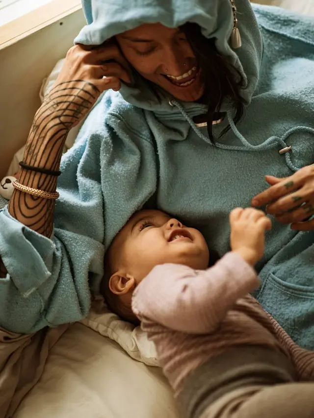 7 Potret Fahrani Asuh Anak, Gayanya Nyentrik Curi Perhatian