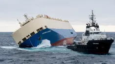 Sebuah kapal kargo bernama Modern Express oleng dan terombang-ambing di Samudera Atlantik, pesisir Prancis, 29 Januari 2016. Akibatnya, segenap kru yang terdiri dari 22 orang diangkut menggunakan helikopter. (REUTERS/Loic Bernardin/Marine Nationale)