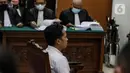 Terdakwa Richard Eliezer Pudihang Lumiu menjalani sidang lanjutan dalam kasus pembunuhan Brigadir Yosua Hutabarat di Pengadilan Negeri Jakarta Selatan, Rabu (18/1/2023).  Richard Eliezer didakwa bersama tiga orang lain, yakni Ferdy Sambo, Ricky Rizal, dan Kuat Ma’ruf dengan Pasal 340 KUHP jo Pasal 55 ayat (1) ke-1 KUHP subsider Pasal 338 KUHP jo Pasal 55 ayat (1) ke-1 KUHP. (Liputan6.com/Johan Tallo)