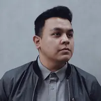 Muhammad  Tulus lahir di Sumatera Barat, Indonesia, 20 Agustus 1987 merupakan penyanyi sekaligus penulis lagu.  (viainstagram@tulusm/Bintang.com)