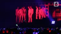 Grup idola K-Pop NCT 127 tampil dalam tur konser dunia kedua bertajuk "NEO City: Jakarta - THE LINK" di ICE BSD City, Tangerang, Banten, Jumat (4/11/2022). Tampil dalam balutan busana serba putih, NCT 127 membawakan sejumlah lagu di antaranya 'Kick It' dan 'Lemonade'. (Liputan6.com/Johan Tallo)