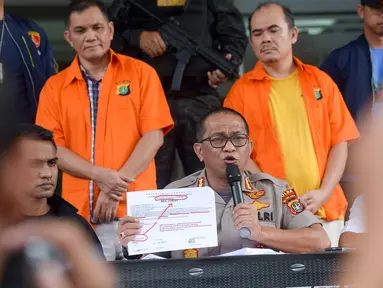 Kabid Humas Polda Metro Jaya Kombes Yusri Yunus menunjukkan barang bukti saat rilis kasus pencemaran nama baik terhadap Rektor Universitas Negeri Manado melalui media sosial di Jakarta, Selasa (18/2/2020). Dalam kasus ini, polisi menangkap dua orang berinisial FJR dan JSR. (merdeka.com/Imam Buhori)