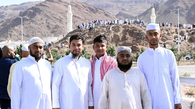 Di Madinah, warga mengunjungi tempat silaturahmi di berbagai lingkungan untuk menumbuhkan semangat bermasyarakat di hari-hari Idul Fitri.