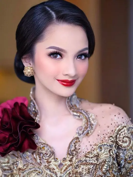 Jika sebelumnya di momen akad Sabrina tampil dengan riasan natural. Di momen resepsi, Sabrina tampil dengan pulasan makeup bold nan glamor. (Instagram/marlenhariman).