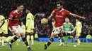 Diogo Dalot (kiri) memiliki kontribusi besar di lini kanan MU. Ia tercatat melakukan 57 sentuhan, 30 operan, dan umpan baliknya berkontribusi terhadap gol kedua MU.Dalot juga tampil solid dalam pertahanan dengan menorehkan 7 kali menang duel, 3 tekel, dan mencegat 2 operan. (AFP/Oli Sacrff)