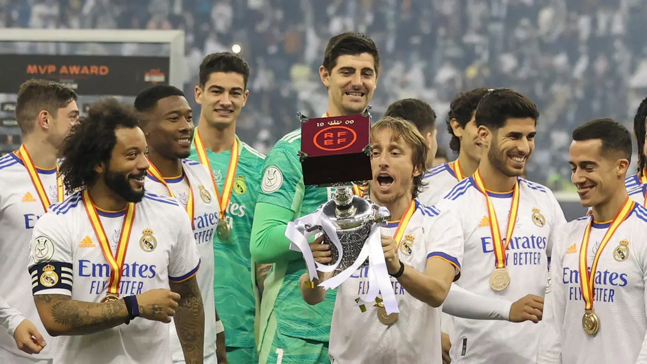 Foto: Keseruan Pemain Real Madrid Usai Raih Trofi Ke-12 di Piala Super Spanyol