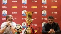 Pelatih AC Milan Gennaro Gattuso dan Leonardo Bonucci saat konferensi pers di stadion Olimpico di Roma, Italia, (8/5). I Rossoneri belum pernah menjuarai Coppa Italia sejak 2003. (AP Photo/Maurizio Brambatti)