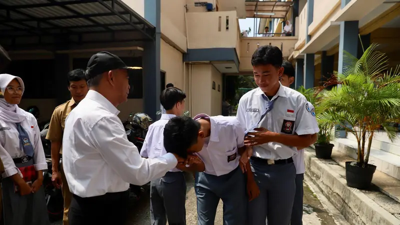 Menteri Koordinator Bidang Pembangunan Manusia dan Kebudayaan (Menko PMK) Muhadjir Effendy melakukan inspeksi mendadak (sidak) untuk mengecek proses Penerimaan Peserta Didik Baru (PPDB) di SMA Negeri 5 Tangerang Selatan.