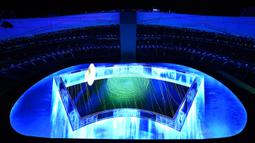 Gambar diproyeksikan pada lapangan saat upacara pembukaan Olimpiade Musim Dingin 2022 di Stadion Olimpiade, Beijing, China, Jumat (4/2/2022. (AP Photo/Jeff Roberson)