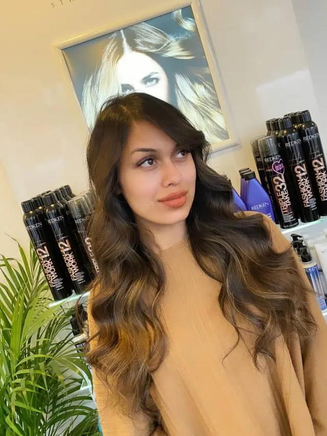 7 Potret Bhasha Mukherjee, Miss England 2019 yang Gantung Mahkota Demi Lawan Corona