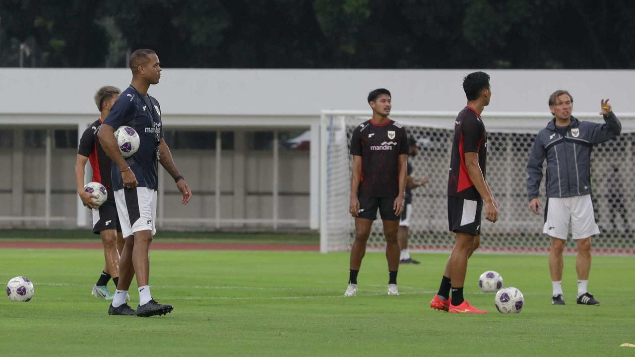 FOTO: Jelang Lawan Bahrain, Timnas Latihan di Stadion Madya Senayan