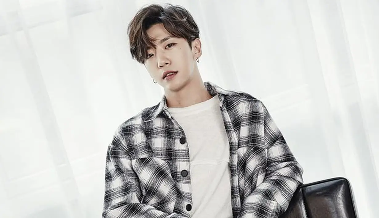 Dilansir dari Koreaboo, TS Entertainment membuat pernyataan bahwa Bang Yongguk akan habis kontrak pada 19 Agustus 2018. (Pinterest)