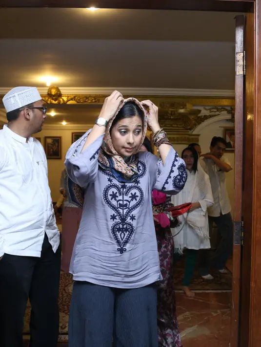 "Kalau hujan saya mikir Yana yaa, sebetulnya aku tuh jarang mimpi orangnya," ungkap Ayu Azhari saat ditemui di kawasan Buncit, Jakarta Selatan, Senin (5/6/2017). (Adrian Putra/Bintang.com)