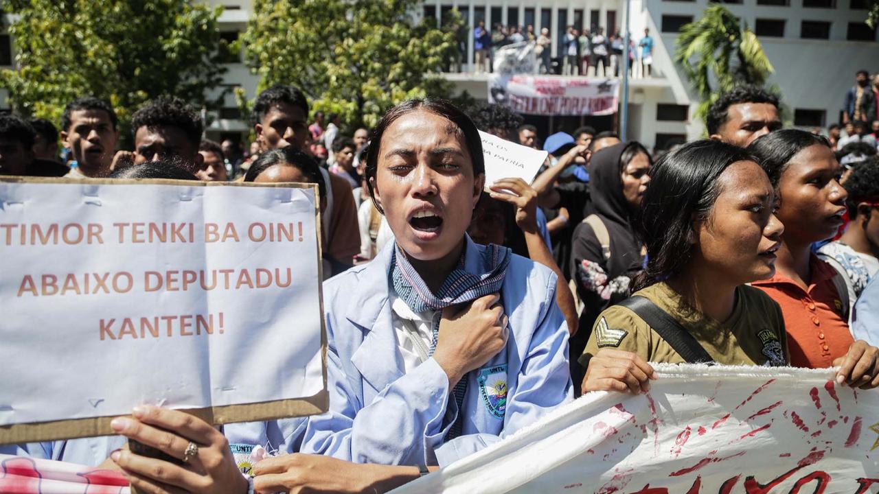 FOTO: Demo Hari Kedua, Mahasiswa Timor Leste Bentrok dengan Polisi