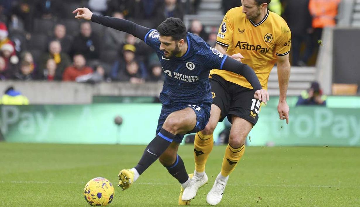 Armando Broja seperti demam panggung dengan kerap bingung ketika mendapat bola saat tampil melawan Wolverhampton Wanderers. Pemain berusia 22 tahun ini tak cukup layak menjadi starter untuk tim sekelas Chelsea. (AP Photo/Rui Vieira)