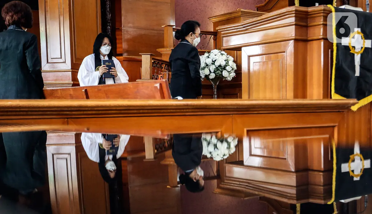 Suasana ibadah Jumat Agung di Gereja Protestan Indonesia Bagian Barat (GPIB) Effatha Jakarta, Jumat (15/4/2021). Tahun ini GPIB Effatha melaksanakan Ibadah dalam rangkaian Perayaan Paskah secara Luring dan Daring dengan menerapkan protokol kesehatan ketat. (Liputan6.com/Johan Tallo)