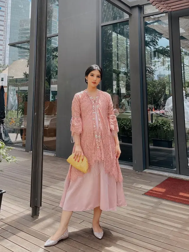 Fita Anggriani dan suami ketika hadir di acara lamaran Sheila Dara (Foto: Instagram/@fitaanggriani)