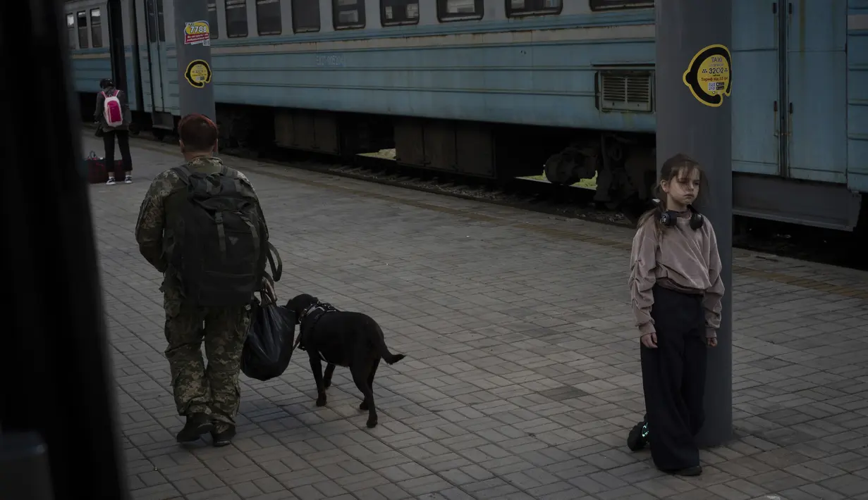Perang telah menjadi bagian tak terpisahkan dari kehidupan jutaan orang Ukraina, dan sistem kereta api yang luas di negara ini tetap beroperasi meskipun terjadi perang. (AP Photo/Hanna Arhirova)