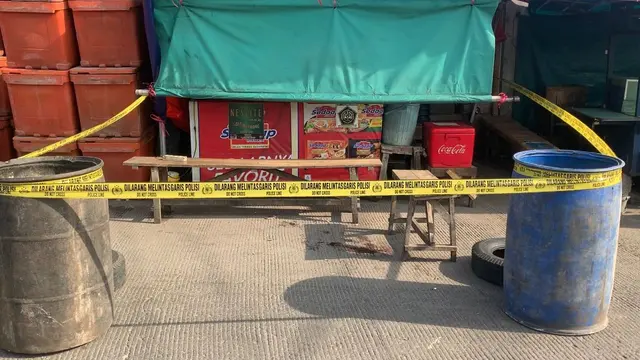 Seorang nelayan berinisial A (39) tewas usai menjadi korban penusukan di Jalan Pendaratan Udang, Muara Angke, Jakarta Utara. (Merdeka.com/Nur Habibie)