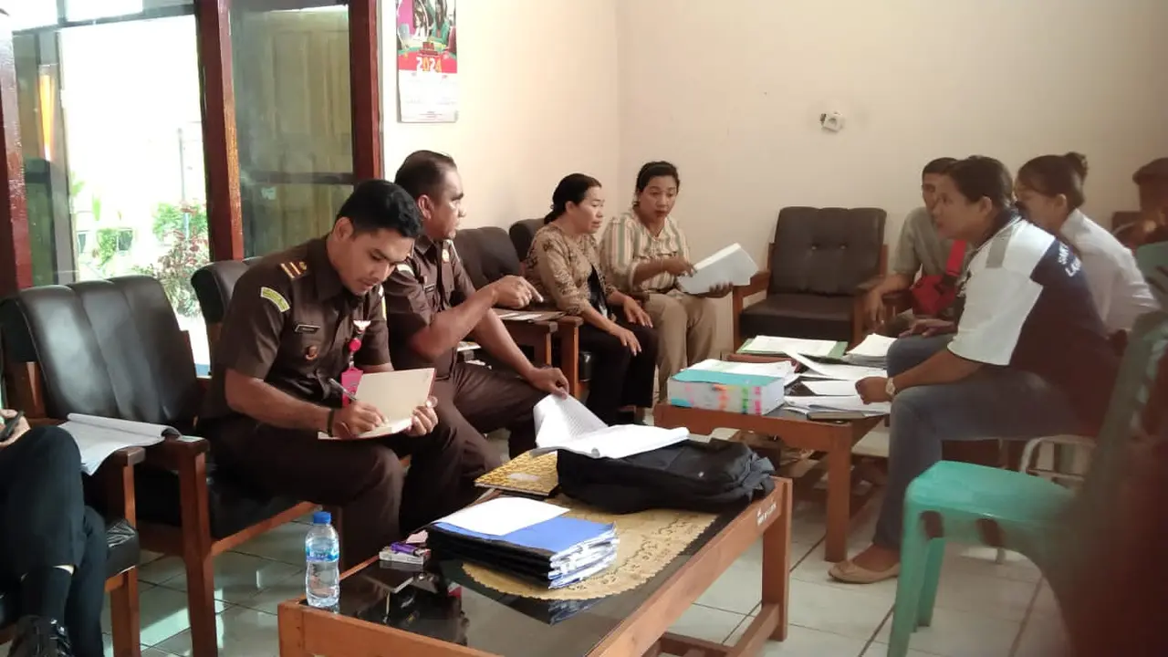 Penggeledahan di ruang Kepala SMK N 1 Larantuka, Flotim. (Foto: Liputan6.com/Ola Keda)